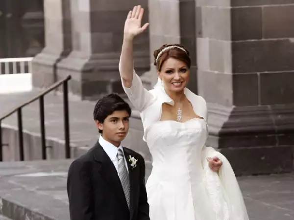 Angélica llegó acompañada de Alejandro Peña quien la acompañaría por el pasillo hasta el altar.