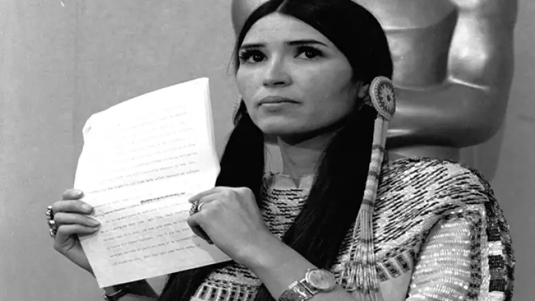 En 1973 Marlon Brando ganó el Oscar por su interpretación en El Padrino, sin embargo, no acudió a la entrega en protesta por la forma en que se trataba a los indios americanos en el cine. Sacheen Littlefeather explicó a la audiencia que Brando rechazaba e