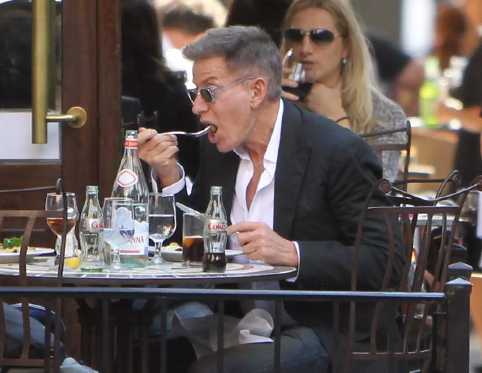 Ni los diseñadores de moda se escapan del lente indiscreto, ya que Calvin Klein fue captado mientras comía en el restaurante Sant Ambroeus en West Village, Nueva York.