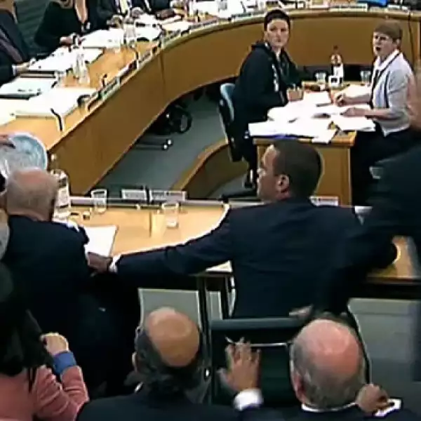 Murdoch - comparecencia - pastelazo