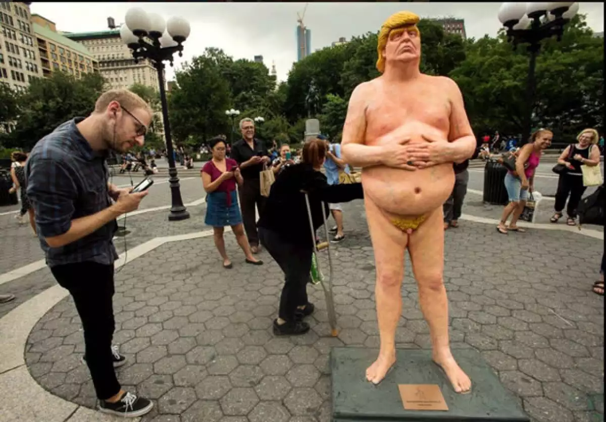 El karma está haciendo de las suyas y Trump es quien parece estar sufriendo las consecuencias pues aparecieron figuras de él desnudo en varios spots con el lema "The Emperor Has No Balls".
