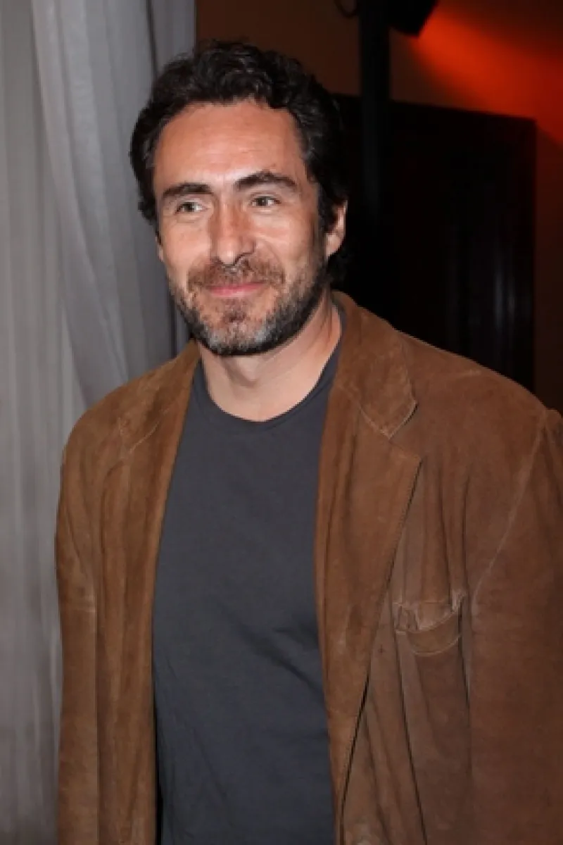 El actor mexicano, quien actualmente está rodando un filme de época en San Luis Potosí, confesó que aún extraña a su antigua novia.