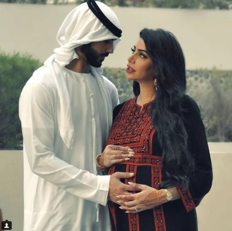 El hombre que fuera expulsado de Arabia Saudita por ser 'demasiado guapo' se encuentra a la espera de su primer hijo junto a su esposa, Yasmin.