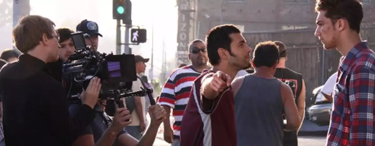 El actor mexicano nos comparte su experiencia y las anécdotas insólitas que vivió durante la filmación de su primer película en Hollywood.