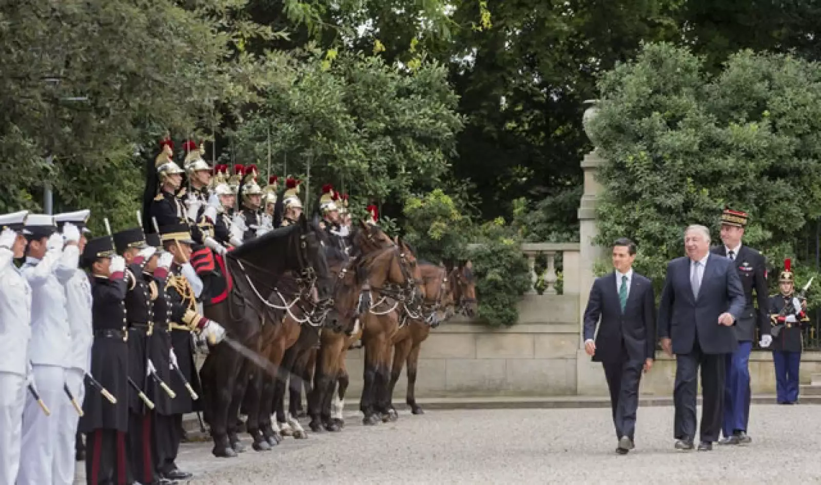 Peña Nieto con el senador Gerard Larcher.