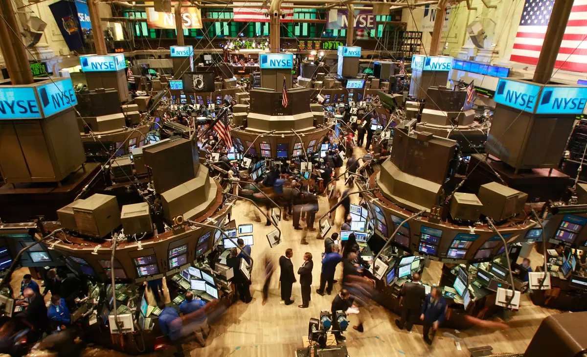 Las acciones en la Bolsa de Nueva York abrieron con una subida por el aumento en los precios del crudo.