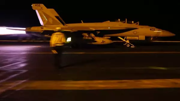 Esta captura de pantalla realizada el 19 de julio de 2026 a partir de imágenes de vídeo publicadas por el Comando Central de los Estados Unidos (CENTCOM) el 18 de julio de 2026 muestra a las fuerzas estadounidenses lanzando lo que los militares dicen que son ataques de precisión dirigidos a las capacidades militares iraníes por octava noche consecutiva.