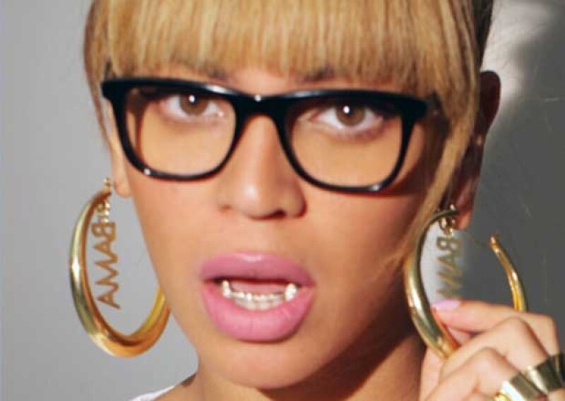 Beyoncé lució vampirescos colmillos de muchos kilates en uno de sus videos.