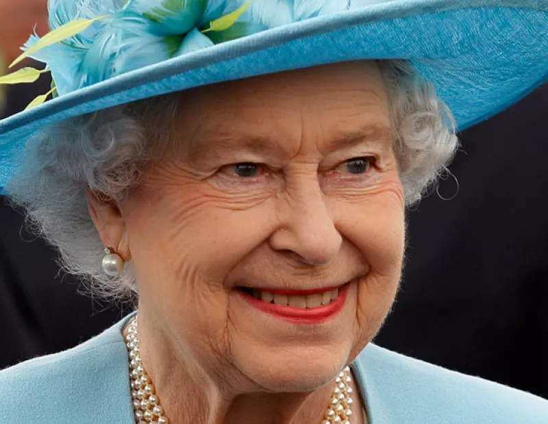 El Palacio de Buckingham anunció el nacimiento de la segunda bisnieta de la Reina de Inglaterra, Isla Elizabeth Phillips, quien es hija de su nieto Peter Phillips y su mujer Autumn