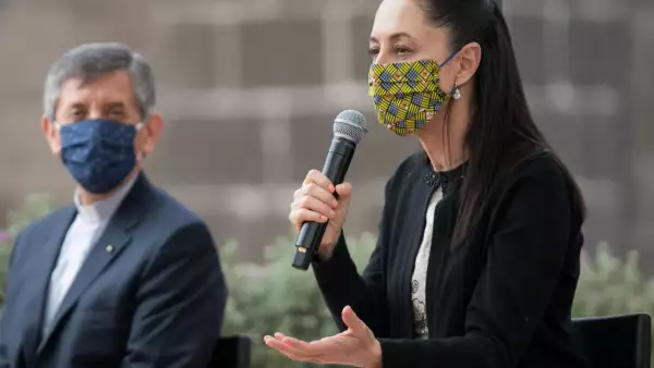 Ricardo Valenzuela Pérez, rector de la Catedral Metropolitana, y Claudia Sheinbuam durante la inauguración del Hotel Círculo Mexicano, en la calle República de Guatemala en el Centro Histórico.