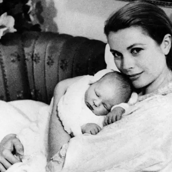 La primera foto oficial del príncipe Alberto Alejandro Luis Pedro de Grimaldi, en los brazos de su feliz madre, en Mónaco el 17 de marzo de 1958.