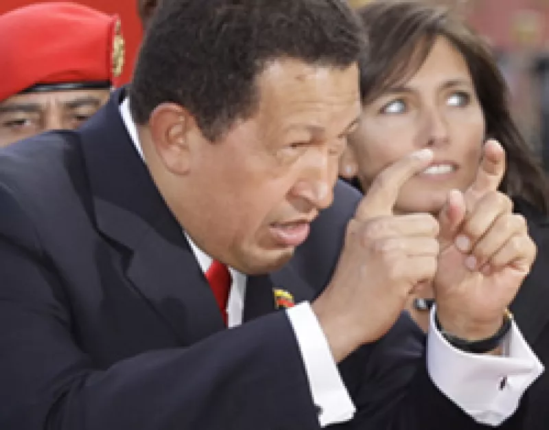 El presidente de Venezuela, Hugo Chávez, pidió una cámara de un fotógrafo para tomarse a sí mismo en la alfombra roja dle Festival de Venecia. (Foto: AP)