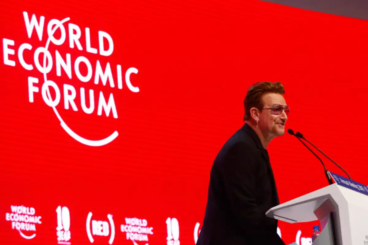 Bono celebró en Davos el décimo aniversario de la campaña RED contra el VIH, de la cual es cofundador.