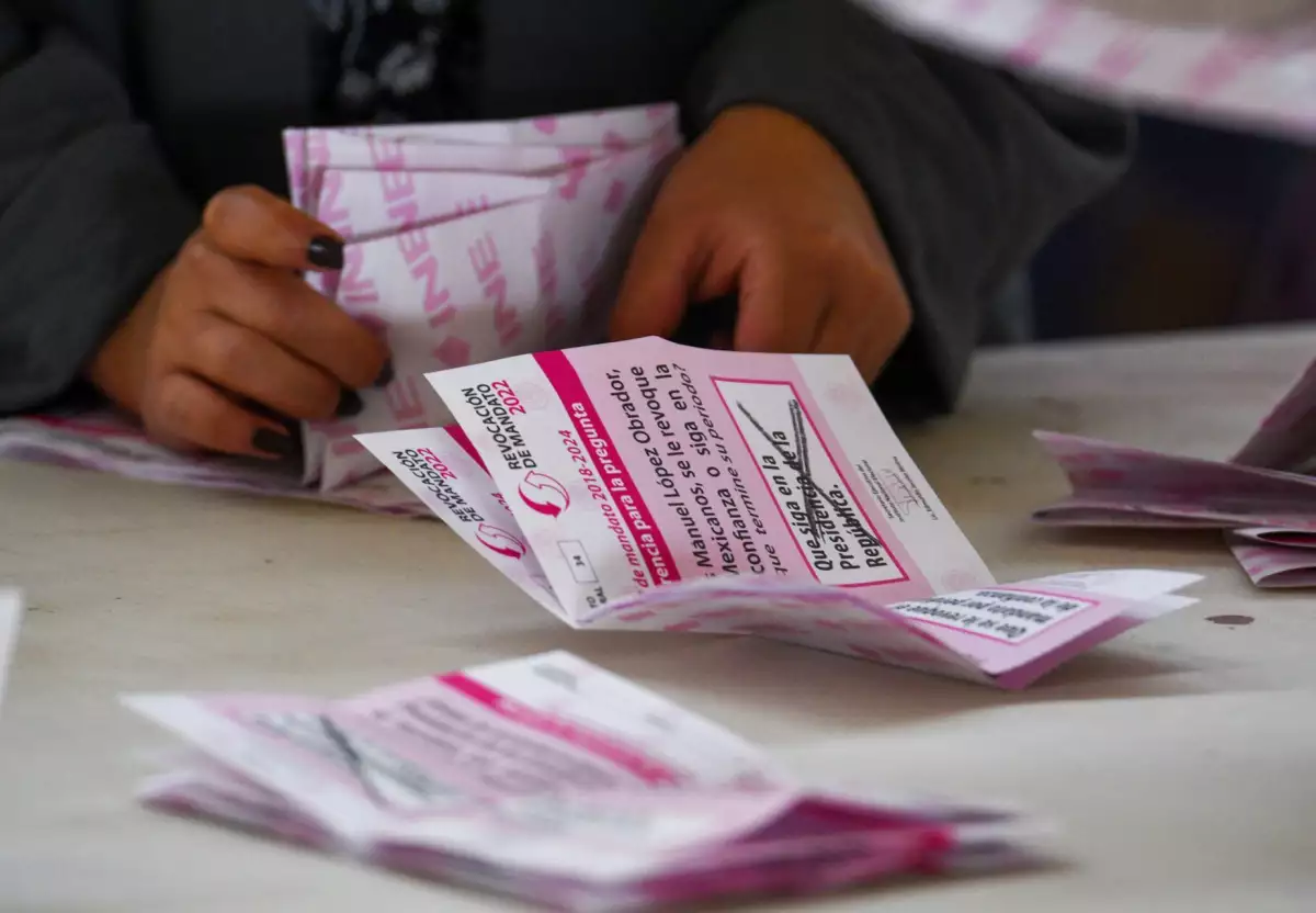 Realizan conteo de papeletas de la consulta Revocación Ciudadana en la casilla especial de Patio Toluca.