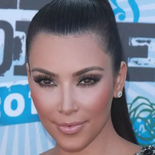 Para lucir una boca sensual crea una en forma de corazón como la de Kim Kardashian, con la ayuda de un pincel define la silueta de tus labios.