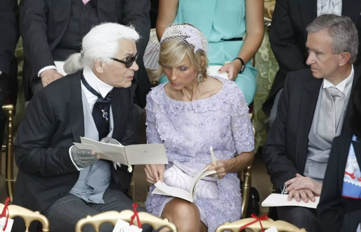 Aquí vemos a Karle Lagerfeld, uno de los invitados a la boda.