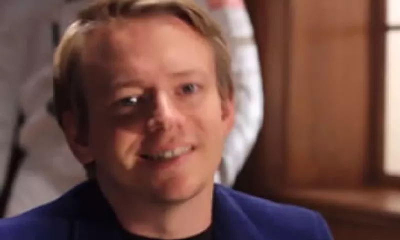 Brian Firenzi interpreta a Michael Destiny, jefe de programación de MTV, en el video.  (Foto: Cortesía Fortune)