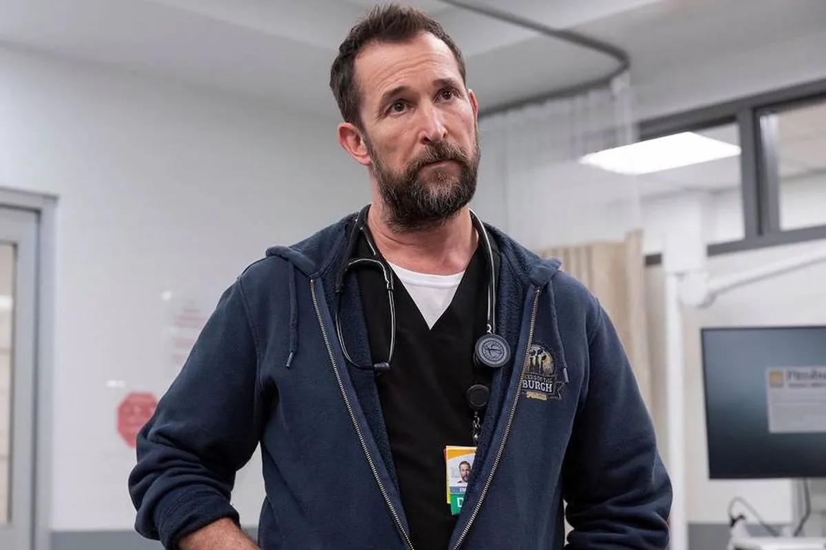 Noah Wyle, protagonista de la serie de drama médico The Pitt en el papel del doctor Michael "Robby" Robinavitch