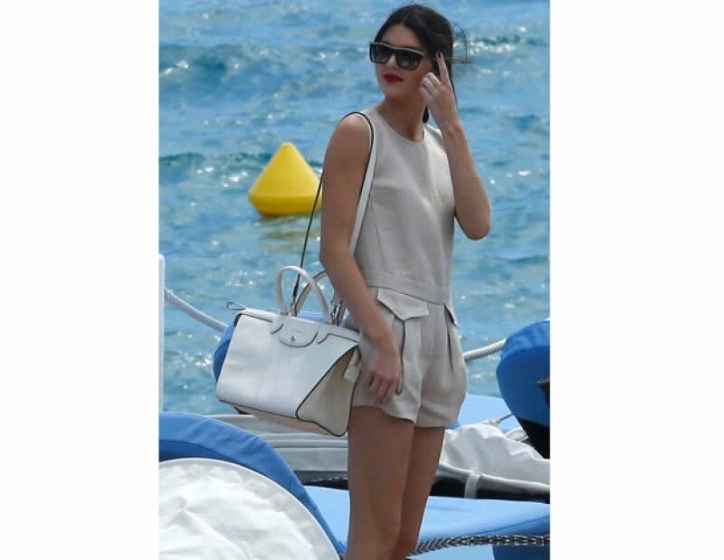 Kendall Jenner con un modelo blanco