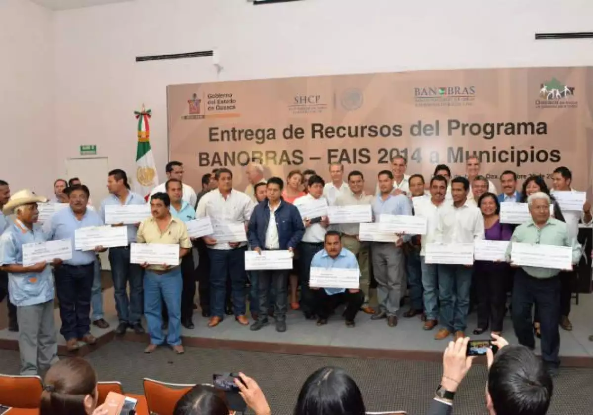 Banobras entrega recursos a municipios de Oaxaca