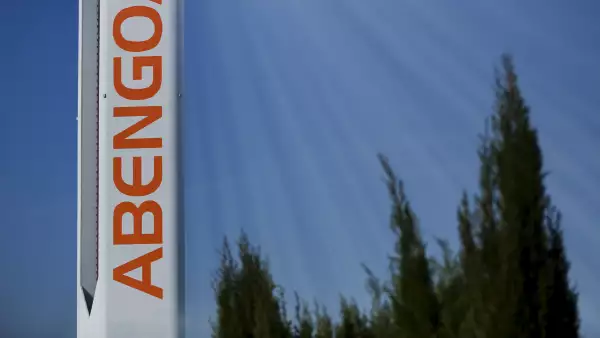 El grupo español de ingeniería y energías renovables registró pérdidas de 387 mdd tras negociaciones con acreedores.