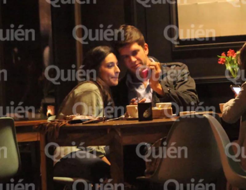 Hace unos días informamos del romance que hay entre esta guapa actriz y el joven escritor, el cual parece, según sus comentarios en Twitter, ir viento en popa.