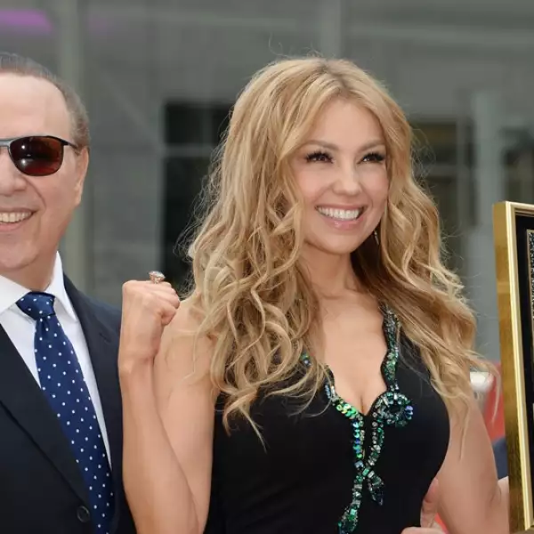 thalia y tommy motola en la entrega de su estrella en el paseo de la fama