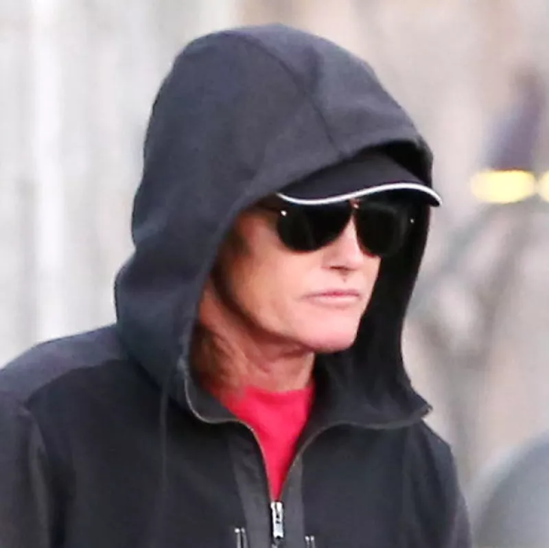 El exmarido de Kris Jenner no pudo contener las lágrimas al hablar sobre su transición a mujer con la entrevistadora de ABC News Diane Sawyer, la cual se transmitirá a finales de abril.