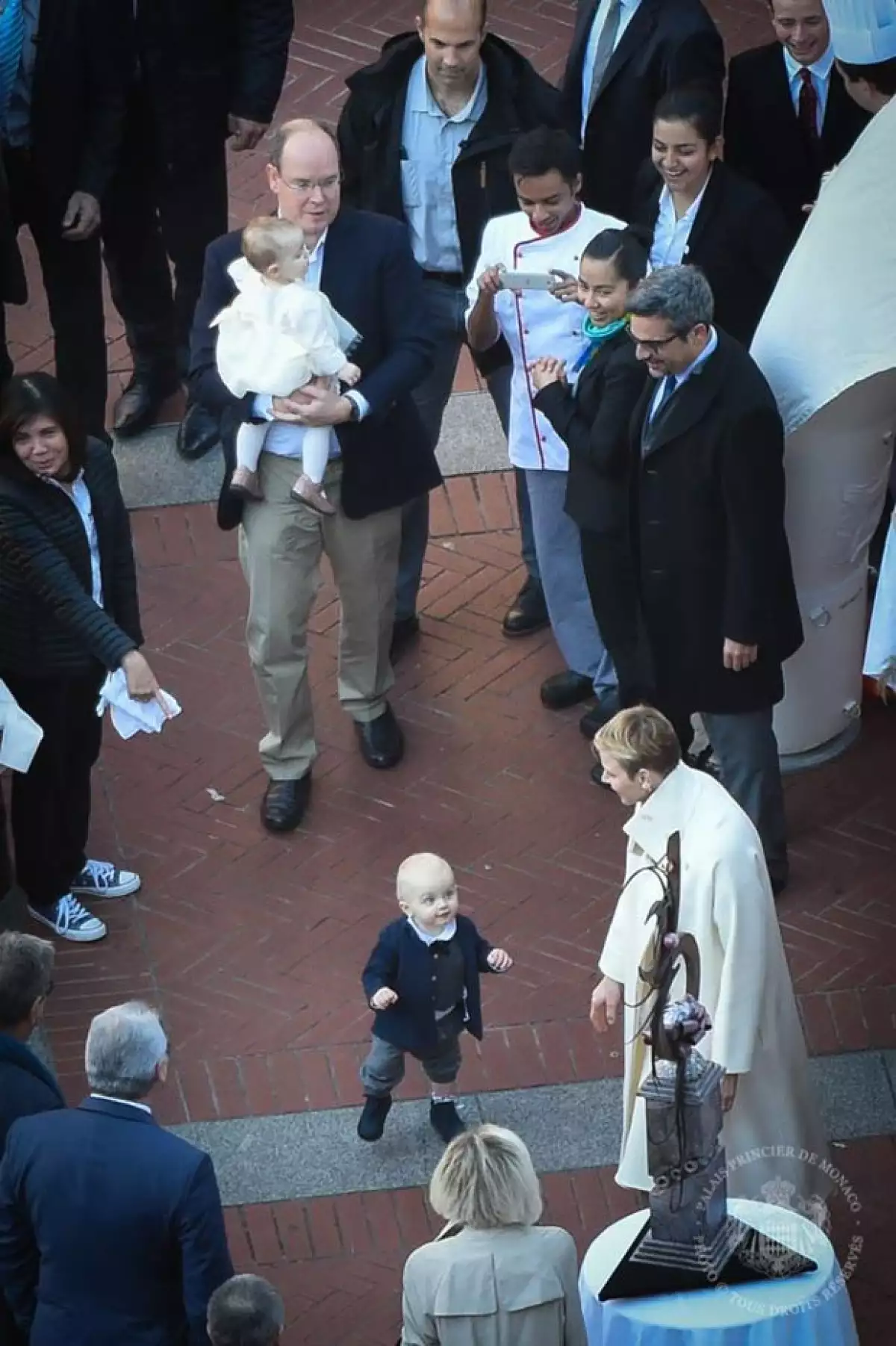 El pequeño príncipe llamó la atención al dar unos cuantos pasos durante su celebración de cumpleaños.