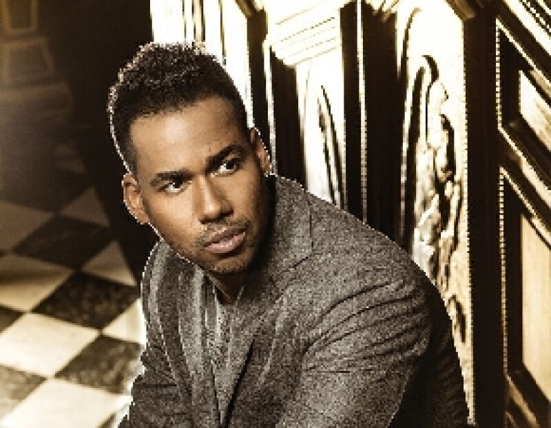 Romeo recibió 2 discos de oro durante su visita a México.