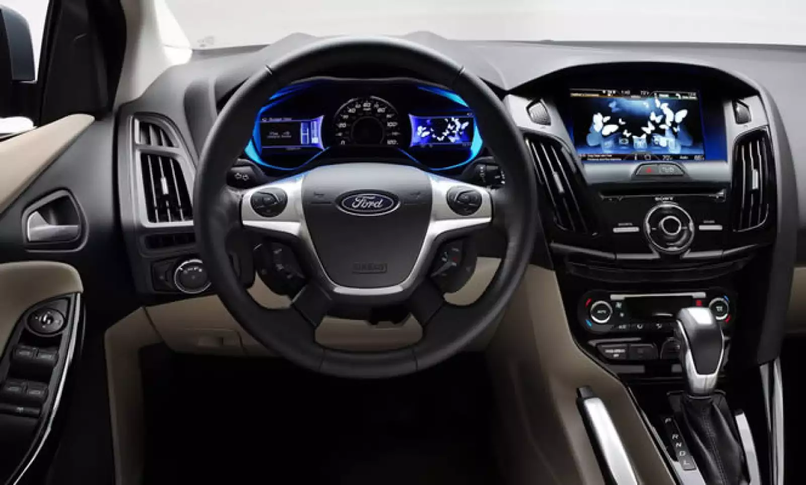 En el interior tiene una versión especial de la tecnología MyFord Touch, hecha para autos eléctricos, que mostrará la carga del vehículo y cuántos kilómetros quedan de energía.