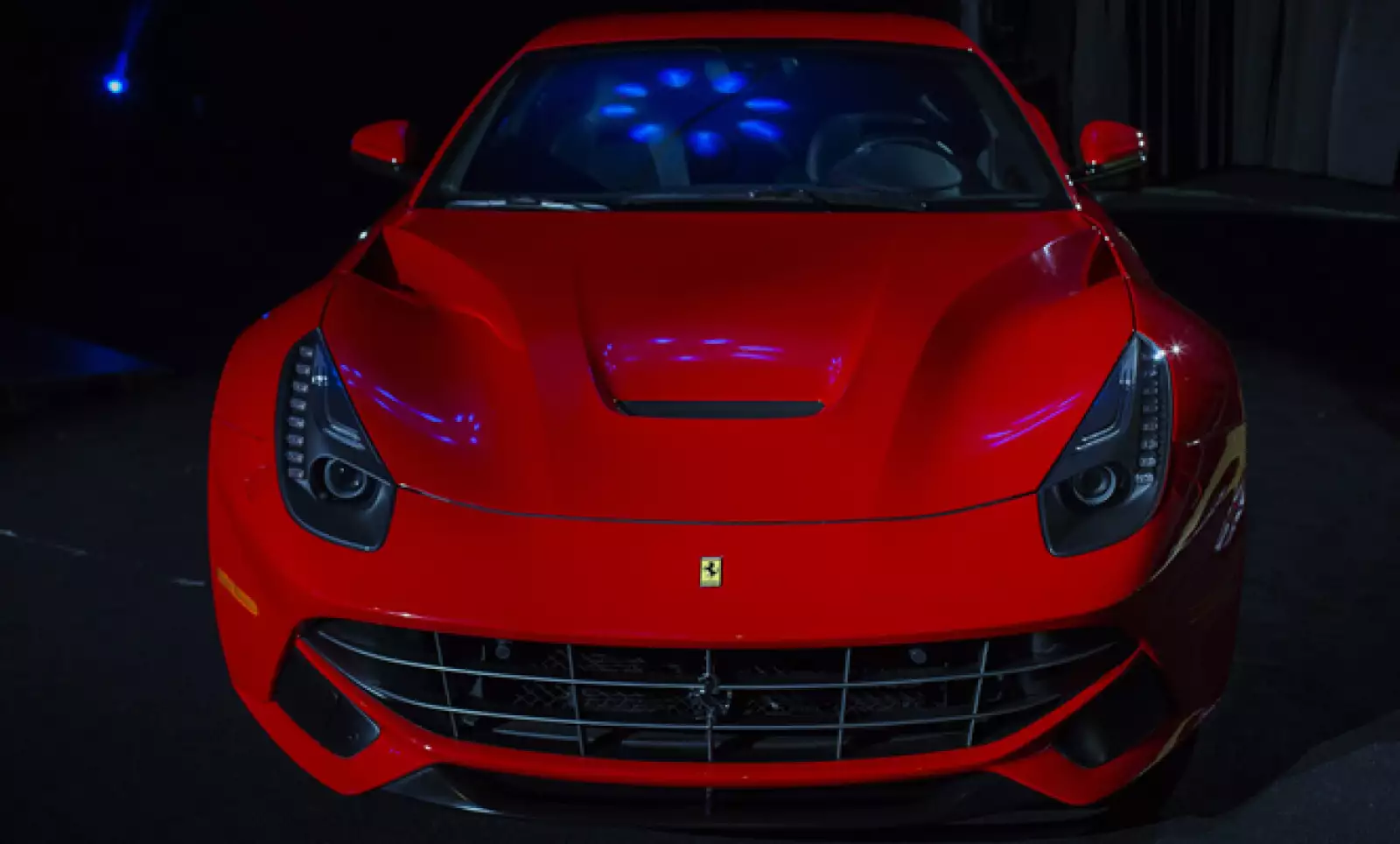 El Ferrari F12 Berlinetta se muestra durante el Salón Internacional del Automóvil de Nueva York, que se celebra del 29 de marzo al 7 de abril.