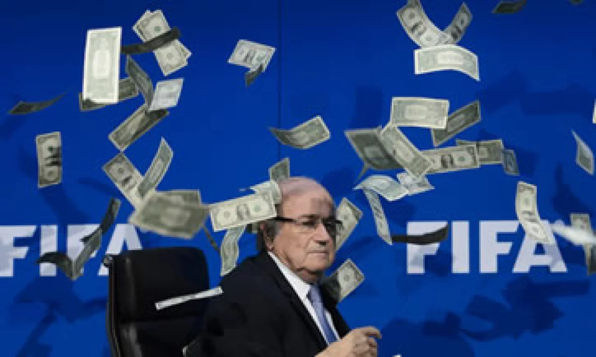 El presidente de la FIFA estaba a punto de iniciar una conferencia cuando fue interrumpido (Foto: AFP)