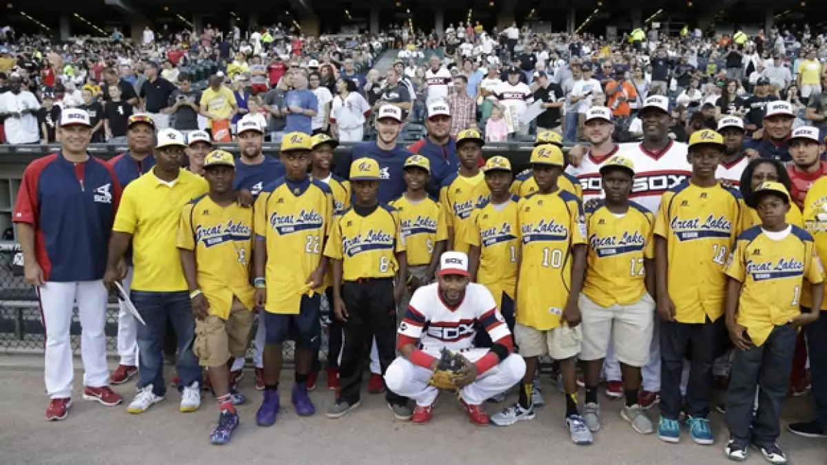 Integrantes del equipo Jackie Robinson West junto a jugadores de las Medias Blancas de Chicago en mayo de 2014
