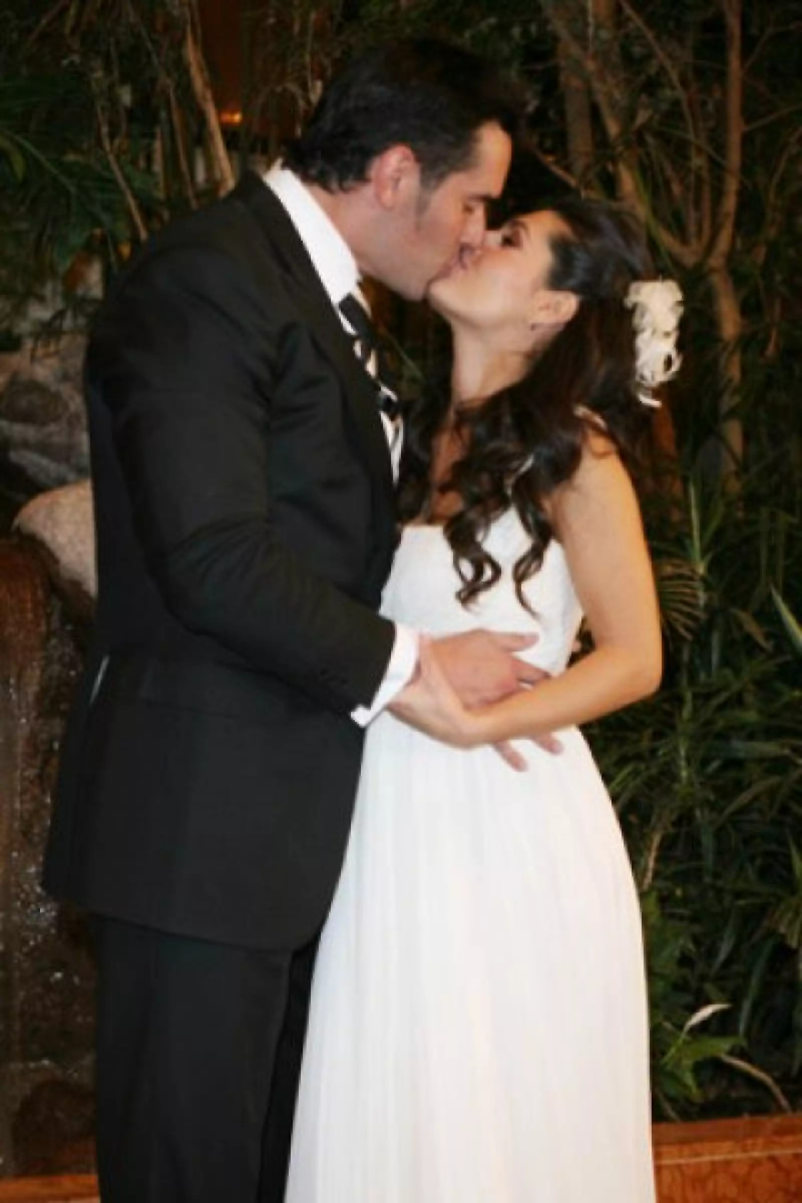 Mayrín Villanueva y Eduardo Santamarina contrajeron nupcias este 28 de febrero en la ciudad de México. La pareja está esperando a su primer hijo.