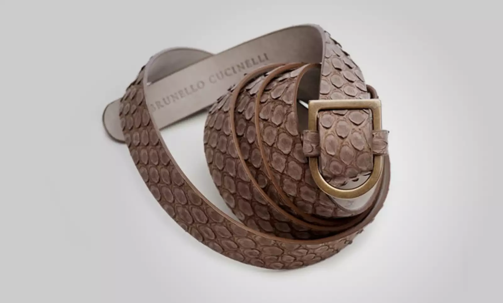 Puedes combinarla con este cinturón hecho en piel emulando textura de cocodrilo.