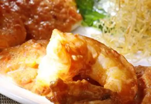 Sorrentinos rellenos de ricotta con perejil y camarones.