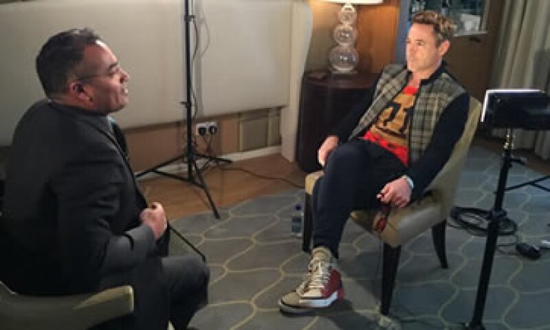 El actor minutos antes de terminar con la entrevista. (Foto: Twitter/Krishnan Guru-Murthy )