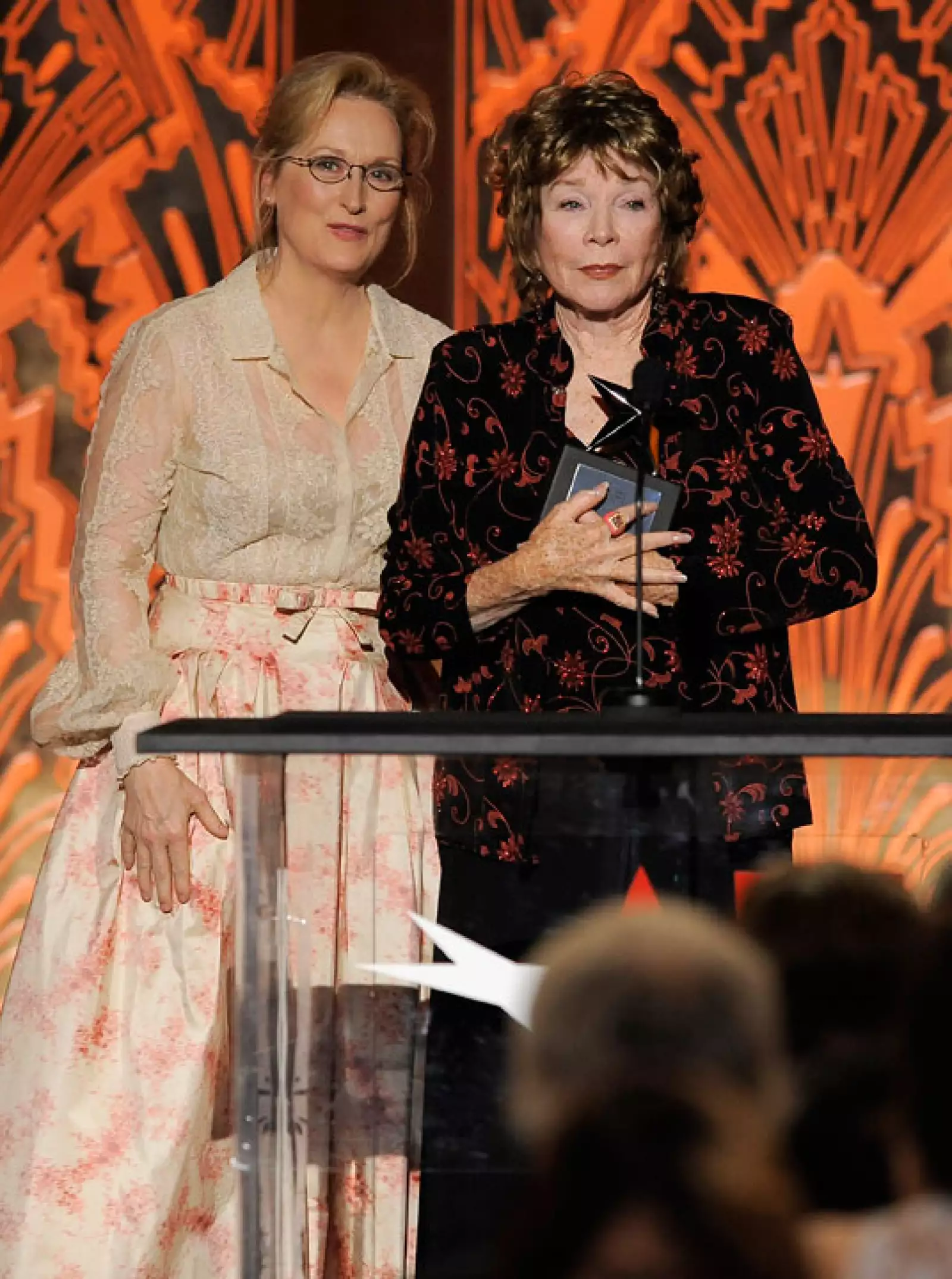 Shirley MacLaine recibió el reconocimiento de manos de otra gran actriz, Meryl Streep.