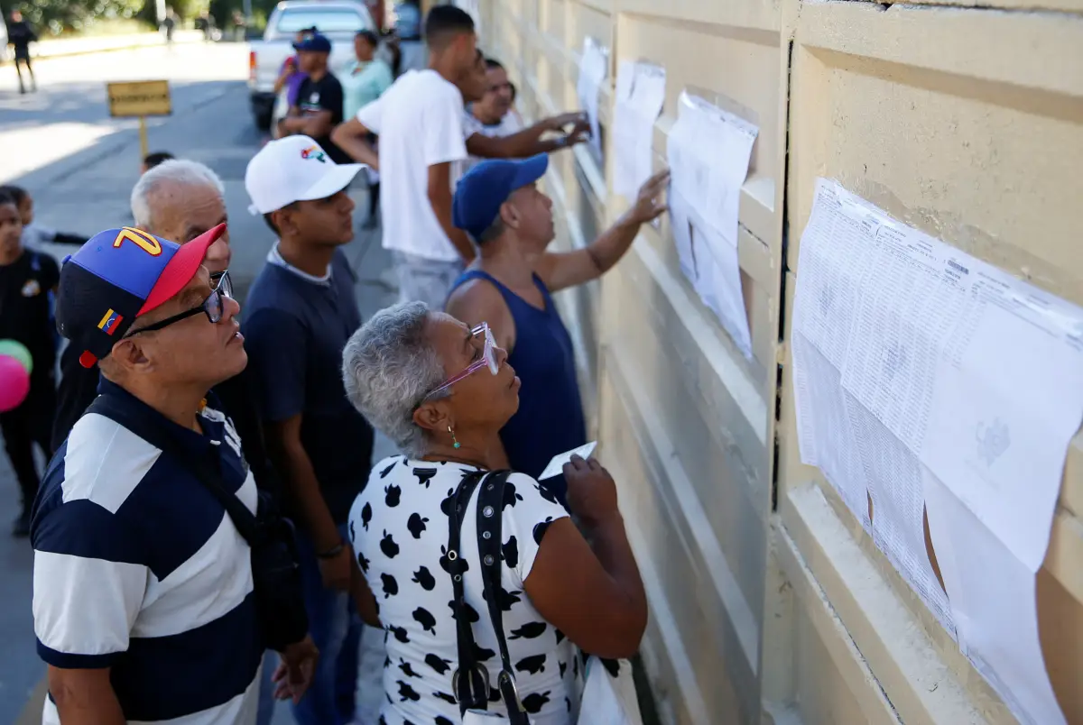 La gente mira la lista electoral el día de un referéndum electoral sobre los derechos de Venezuela a la región potencialmente rica en petróleo de Esequiba en Guyana, en Caracas, Venezuela, el 3 de diciembre de 2023.