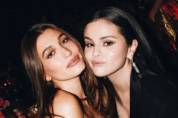 Hailey Bieber y Selena Gomez posan juntas por primera vez