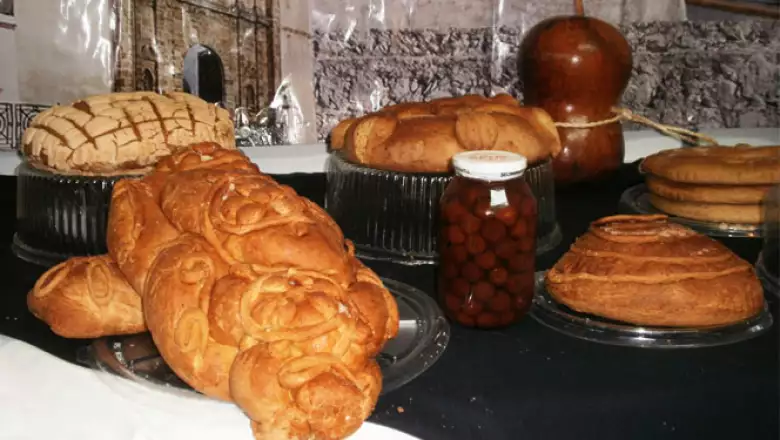 El pan aporta vitaminas del grupo B, minerales como fósforo, magnesio, calcio y potasio, y fibra, idónea para regular el tránsito intestinal. Su contenido graso es muy bajo, ya que aporta1 gramo de grasa por cada 100 gramos de pan.