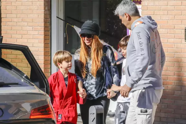 Captan a Shakira sonriente junto a sus hijos antes del partido de despedida de Piqué