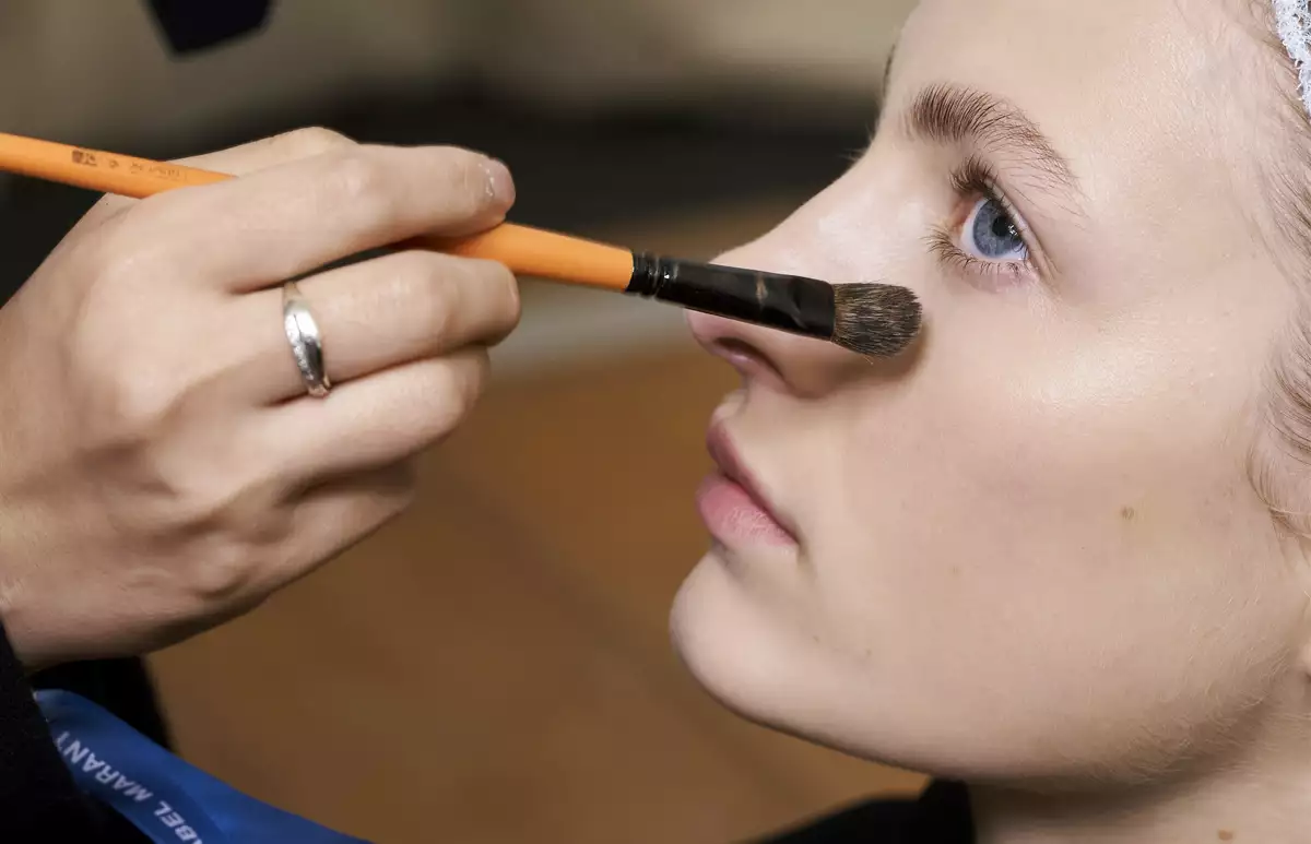 isabel marantS22-corrector-errores-maquillaje-base-aplicar-brocha-sellar.jpg