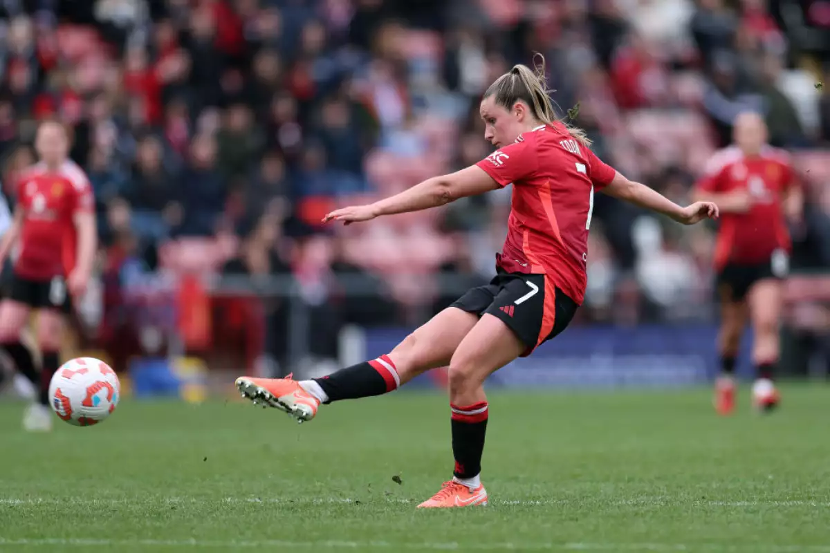 Foto de Ella Toone, del Manchester United femenil pateando el balón durante un partido entre su equipo y el Leicester City.