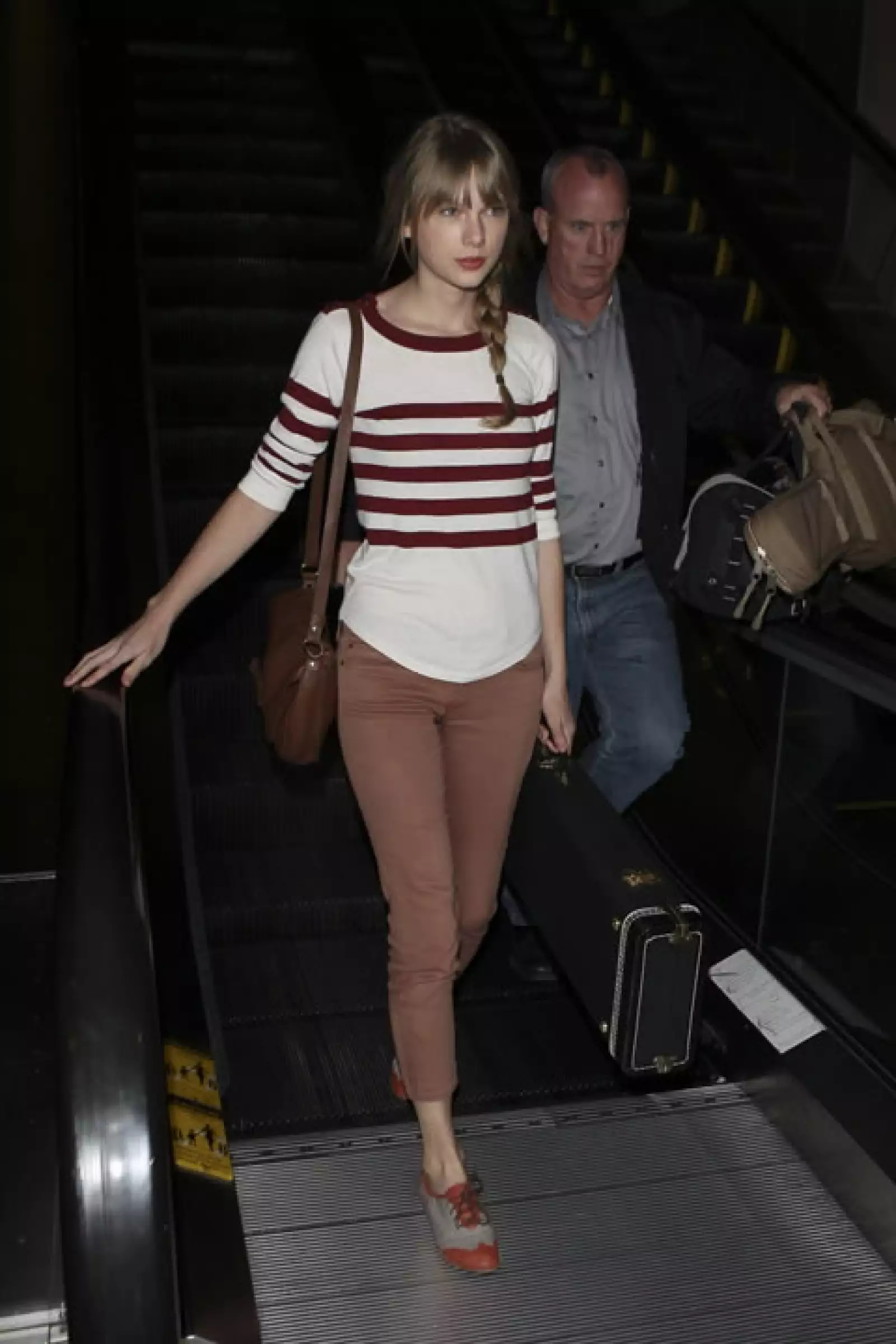 La correa larga de esta bolsa la hace súper cómoda y una aliada inseparable de Taylor Swift.