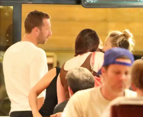 En el restaurante, la plática entre los dos famosos continuó como en la playa.