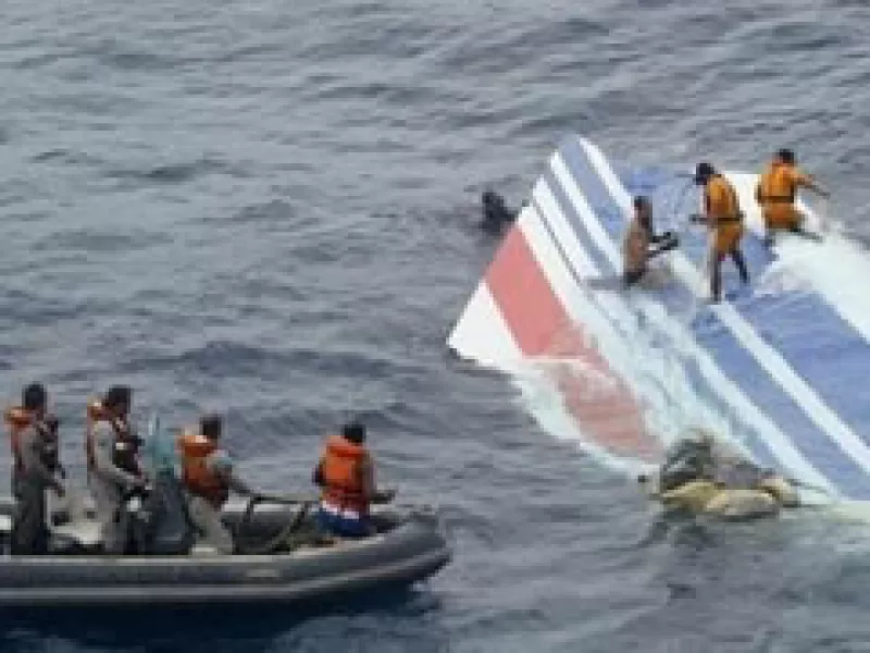 Las labores de rescate en el océano Atlántico, donde se cree que cayó el avión, se han intensificado. (Foto: Reuters)