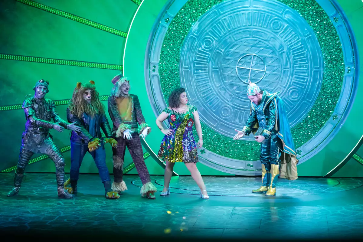 Luce Mijares en escena de El Mago.