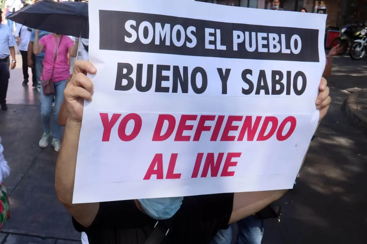 Pancartas en defensa del INE
